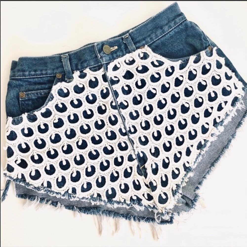 VINTAGE LEE  White Crochet Lace Appliqué Jean Cutoffs Blue Denim Raw Shorts XS